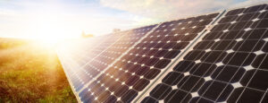 Eine Photovoltaikanlage auf einem Feld. Die Firma Haesler AG istIhr Partner für erneuerbare Energien.